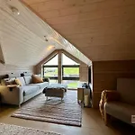 Дом отдыха High Standard At Sauna, Hot Tub & Trails Right Outside *